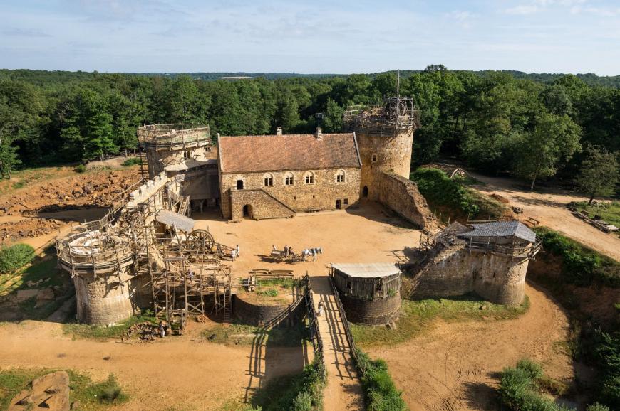 © Ph. Denis Gliksman - Vue aérienne Guédelon