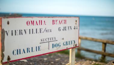 France-Normandie-Voyages-scolaires-Omaha-Beach-Panneau-ville-de-Vierville-sur-Mer.